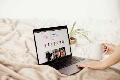 Laptop aufgeklappt mit Instagram Website